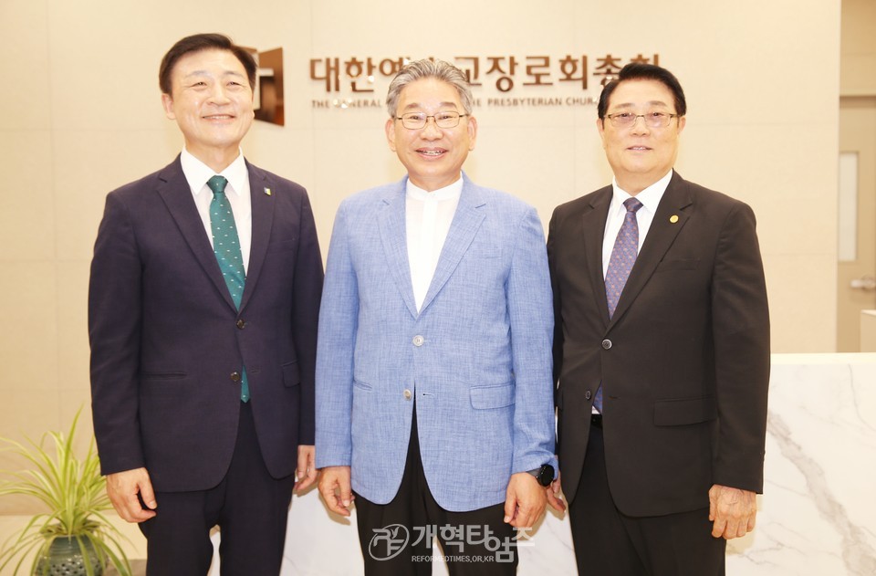 제109회 총회 서기 임병재 목사, 회록서기 김종철 목사, 회계 이민호 장로, 예비 후보 등록 모습