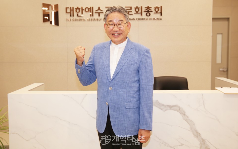 제109회 총회 서기 임병재 목사, 회록서기 김종철 목사, 회계 이민호 장로, 예비 후보 등록 모습