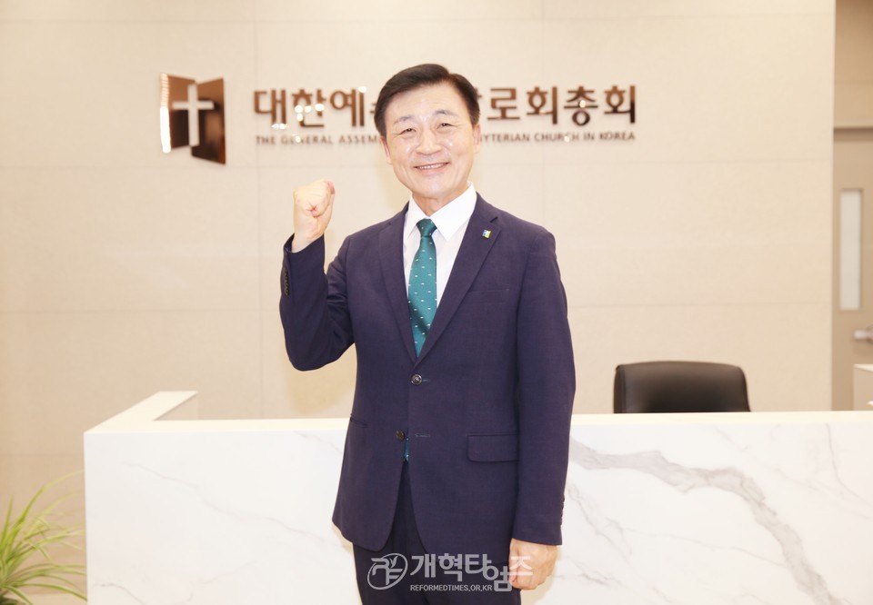 제109회 총회 서기 임병재 목사, 회록서기 김종철 목사, 회계 이민호 장로, 예비 후보 등록 모습