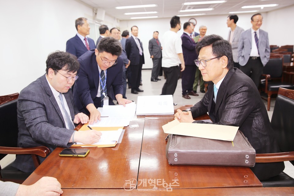 서만종 목사, 제109회 총회 부서기 예비 후보 등록 모습
