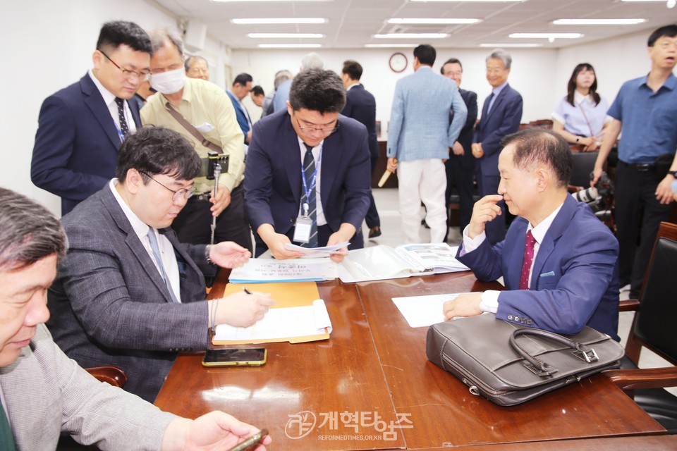 이종석 목사, 제109회 총회 부서기 예비 후보 등록 모습