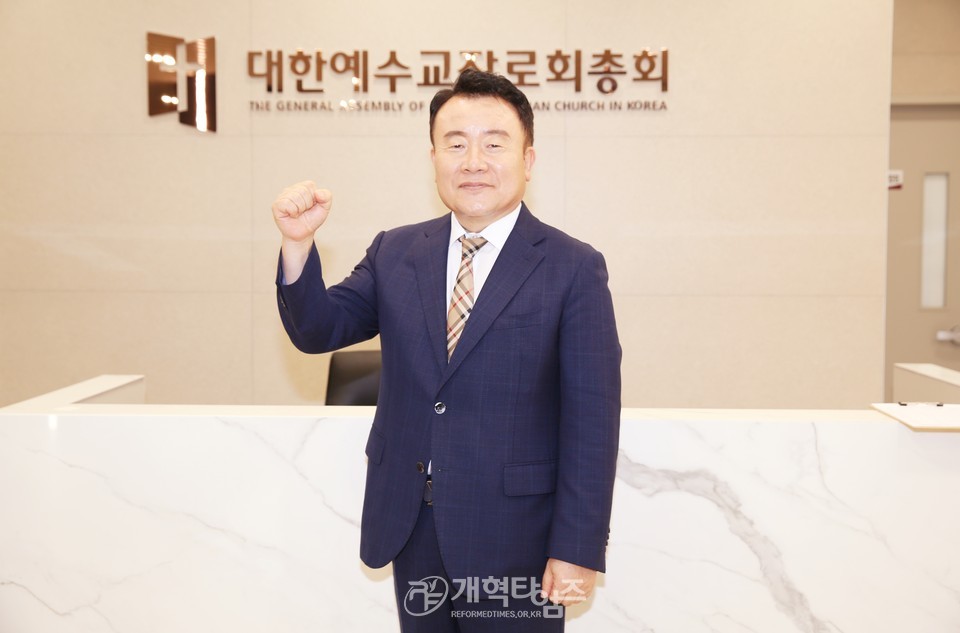 배정환 목사, 제109회 총회 부서기 예비 후보 등록 모습