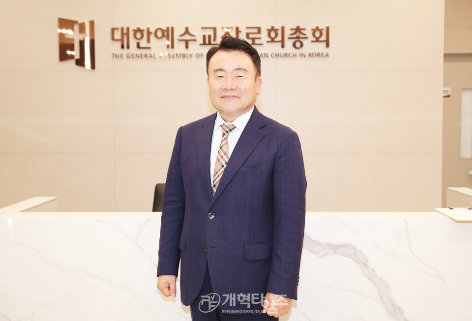 배정환 목사, 제109회 총회 부서기 예비 후보 등록 모습