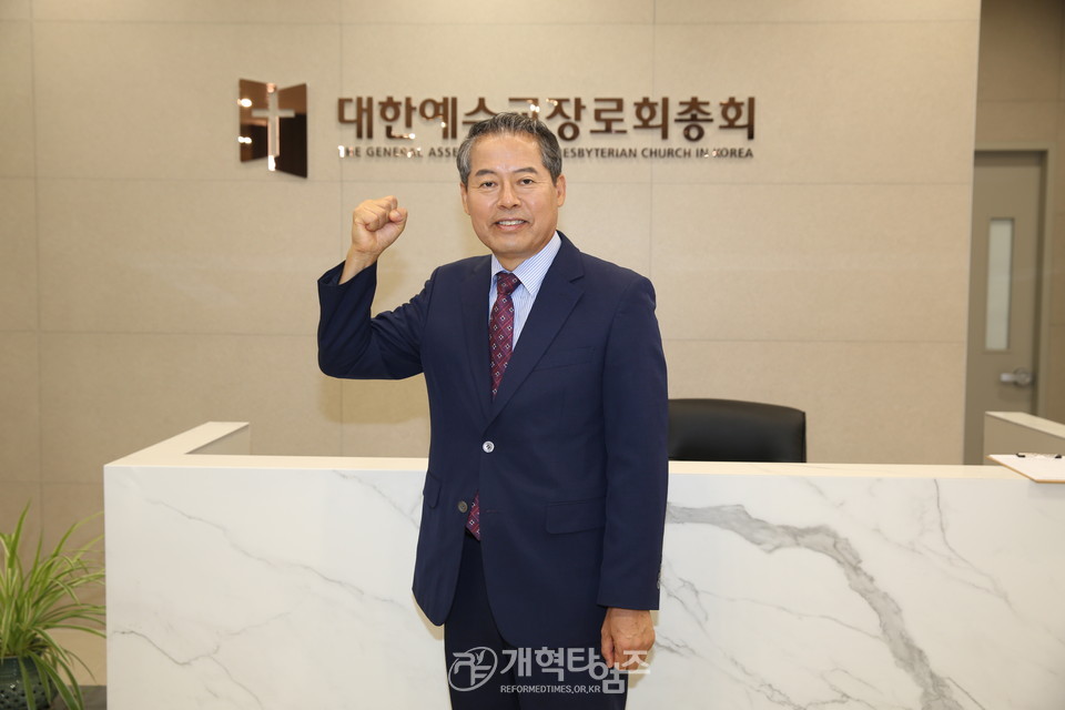 안창현 목사, 제109회 총회 부회록서기 예비 후보 등록 모습