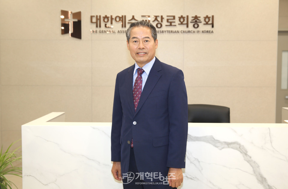안창현 목사, 제109회 총회 부회록서기 예비 후보 등록 모습