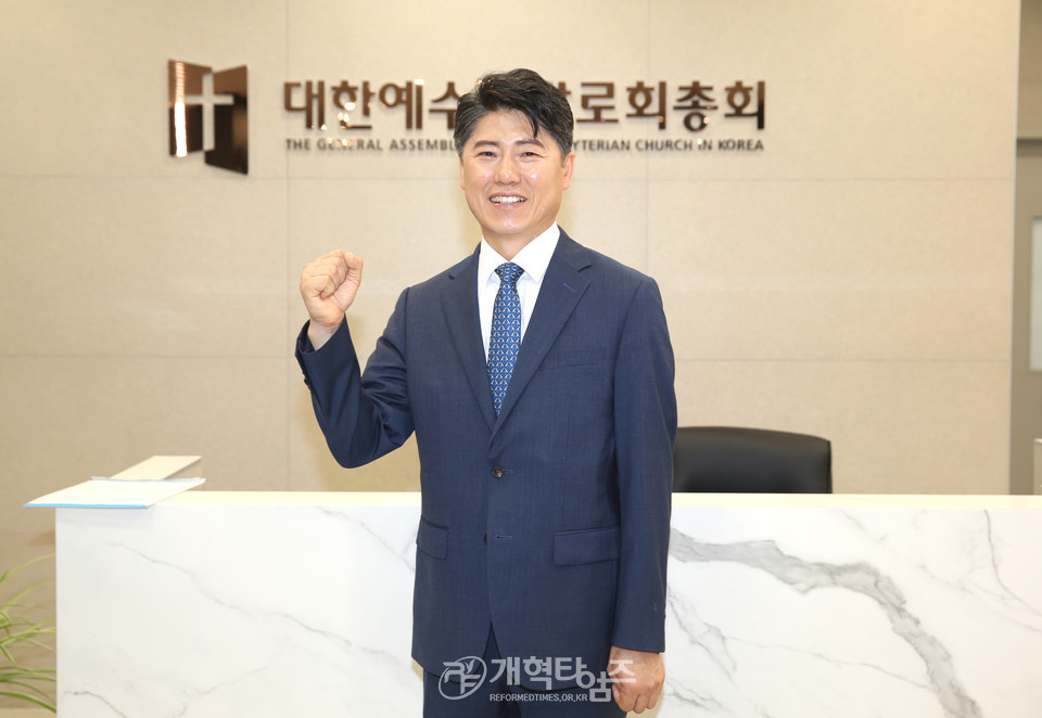 남석필 장로, 제109회 총회 부회계 예비 후보 등록 모습