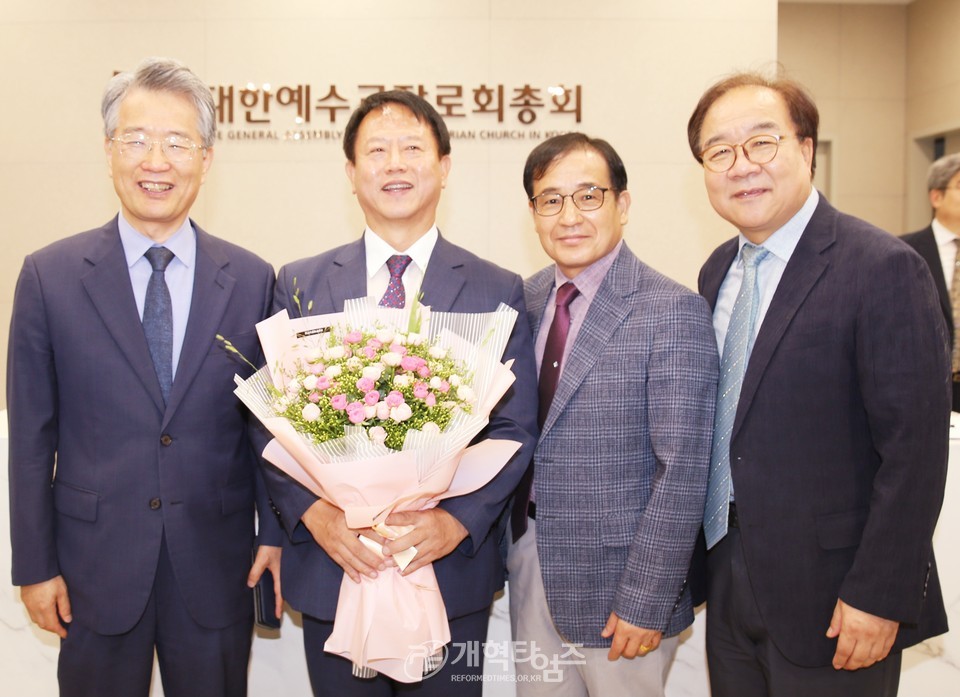 제109회 총회 출판부장 예비 후보로 강희섭 목사 모습