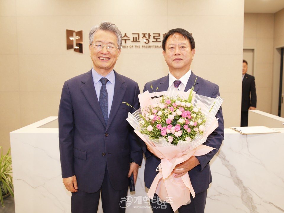 제109회 총회 출판부장 예비 후보로 강희섭 목사 모습