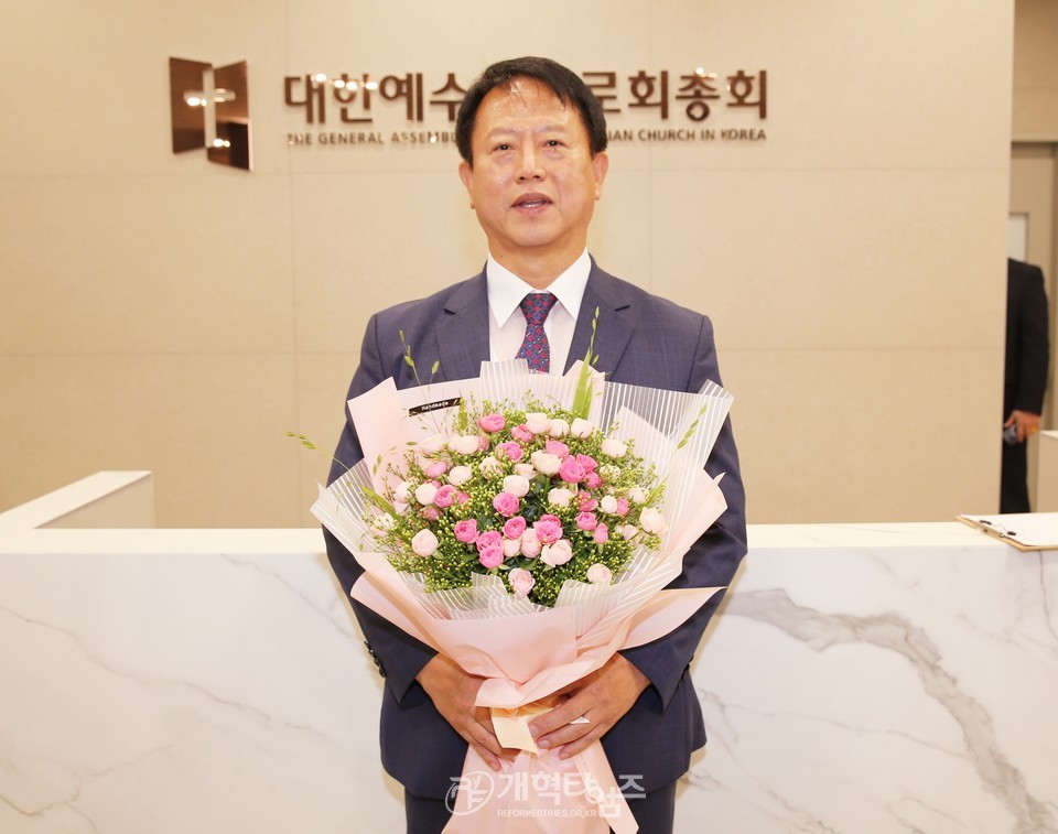 제109회 총회 출판부장 예비 후보로 강희섭 목사 모습