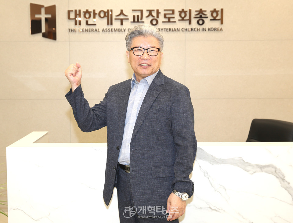 이재천 목사, 제109회 총회 재판국장 예비 후보 등록 모습