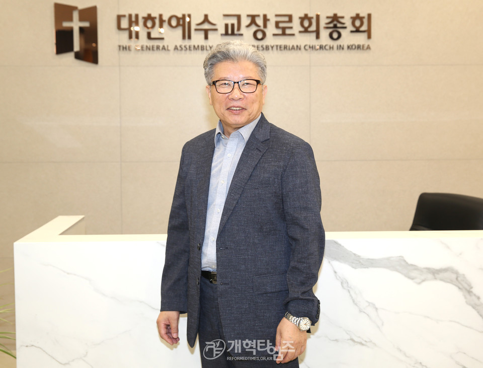 이재천 목사, 제109회 총회 재판국장 예비 후보 등록 모습