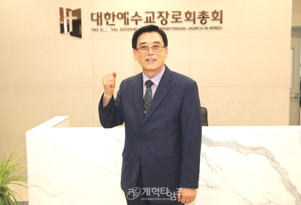 송영식 목사, 제109회 총회 재판국원 예비 후보 등록 모습