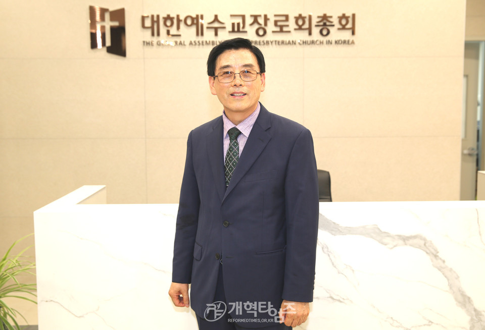 송영식 목사, 제109회 총회 재판국원 예비 후보 등록 모습