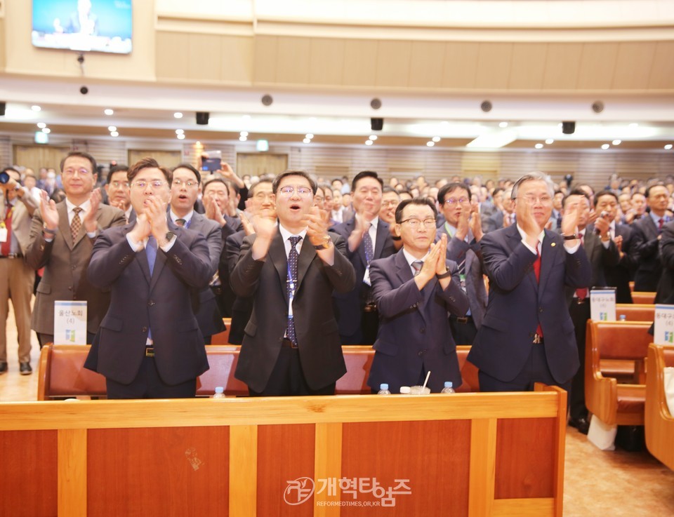 제109회 총회, 신임 총회장 김종혁 목사 추대 모습