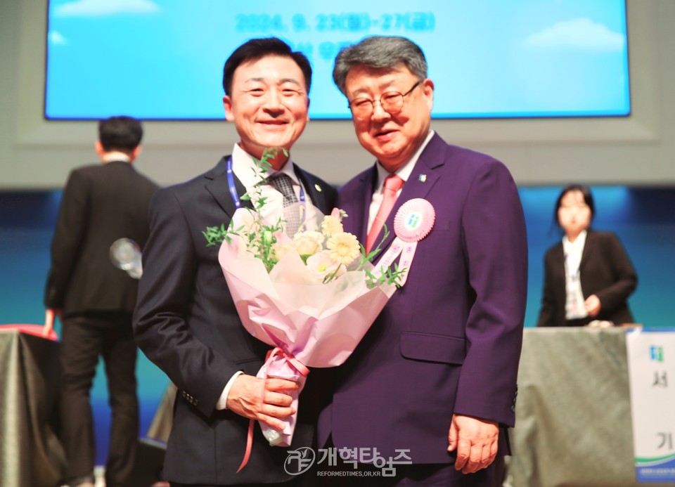 김종철 목사, 제109회 총회 회록 서기 당선 모습