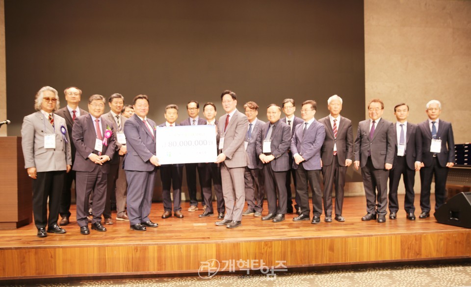 서울노회, 구제부에 영남 산불 피해 구제헌금 전달 모습
