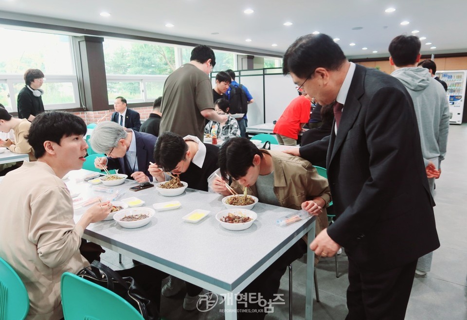 총신대 장로권사교육원 동문회, 칼빈대「제3차 짜장면 나눔 행사」모습