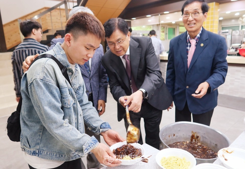 총신대 장로권사교육원 동문회, 칼빈대「제3차 짜장면 나눔 행사」모습