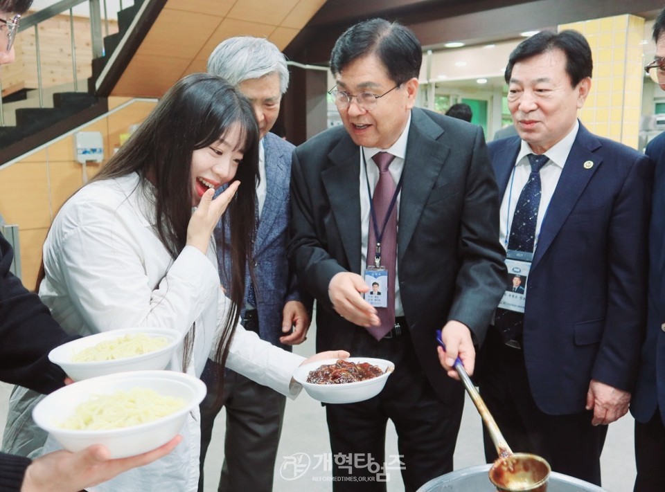 총신대 장로권사교육원 동문회, 칼빈대「제3차 짜장면 나눔 행사」모습