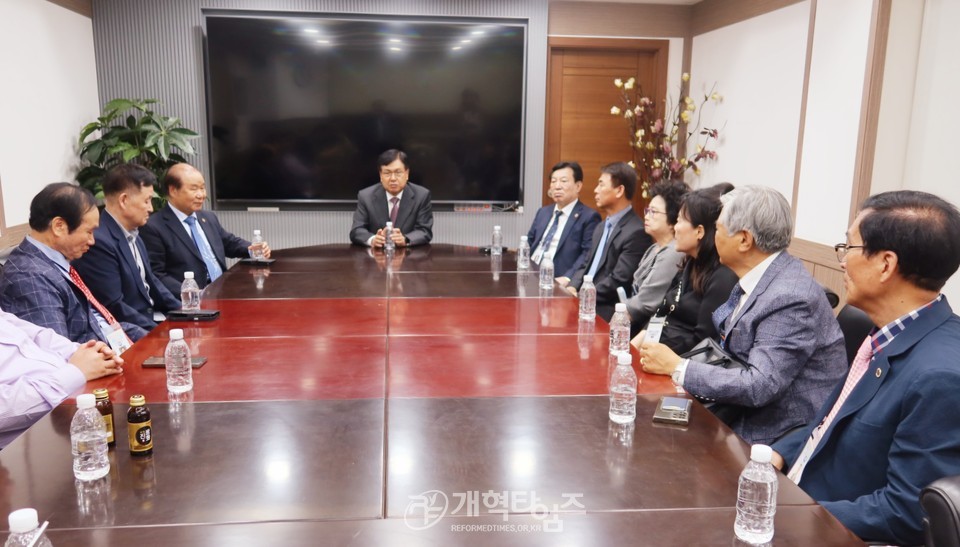 총신대 장로권사교육원 동문회, 칼빈대「제3차 짜장면 나눔 행사」모습
