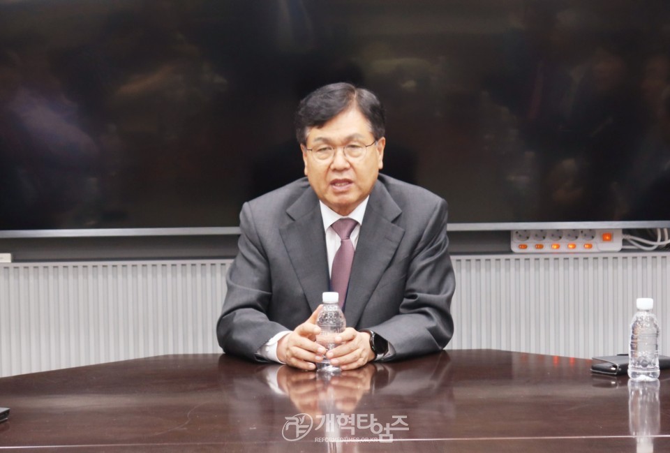 총신대 장로권사교육원 동문회, 칼빈대「제3차 짜장면 나눔 행사」모습