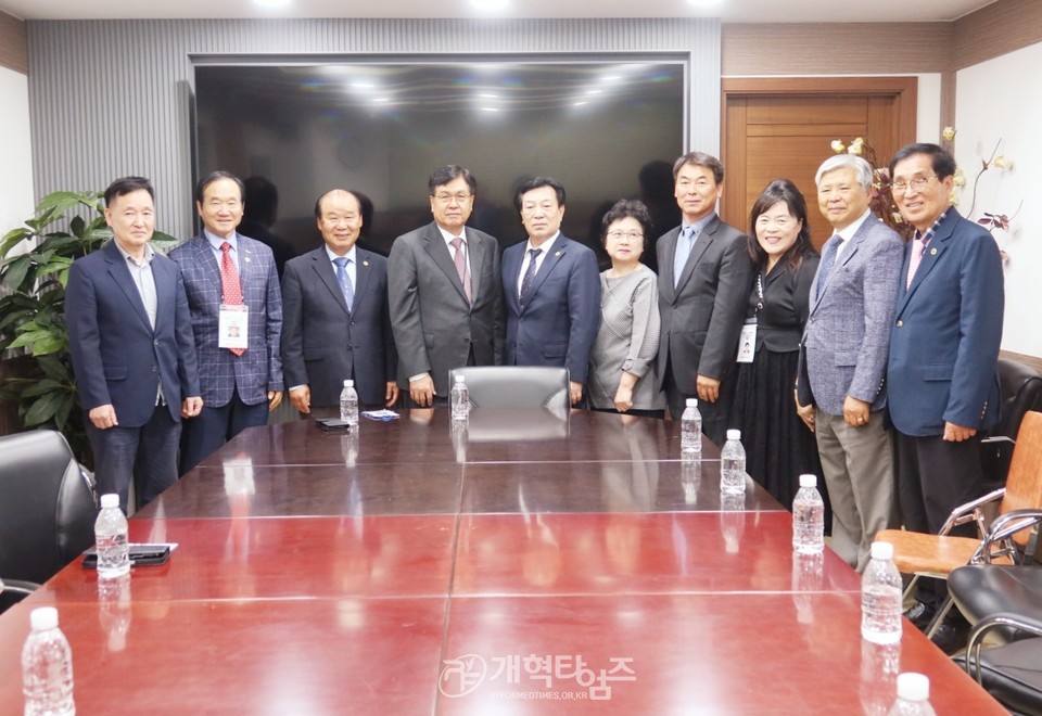 총신대 장로권사교육원 동문회, 칼빈대「제3차 짜장면 나눔 행사」모습