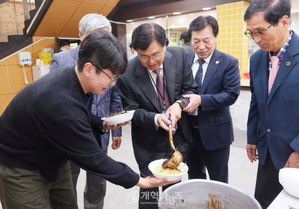 총신대 장로권사교육원 동문회, 칼빈대「제3차 짜장면 나눔 행사」모습