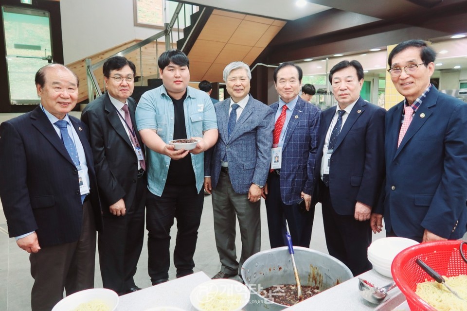 총신대 장로권사교육원 동문회, 칼빈대「제3차 짜장면 나눔 행사」모습