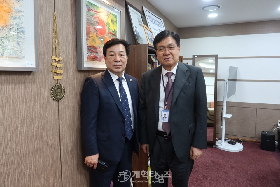 총신대 장로권사교육원 동문회, 칼빈대「제3차 짜장면 나눔 행사」모습