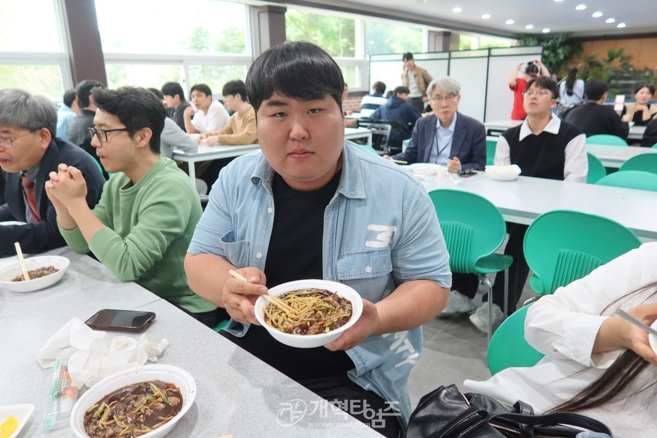 총신대 장로권사교육원 동문회, 칼빈대「제3차 짜장면 나눔 행사」모습