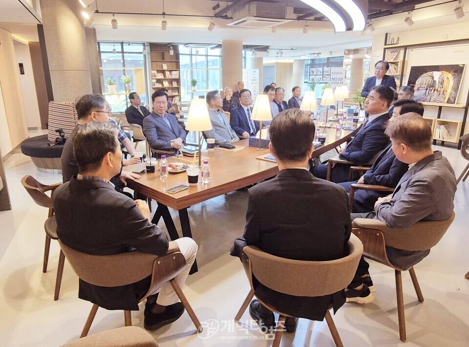 제110회기 총준위, 중부지역노회장들과 번개팅 모습