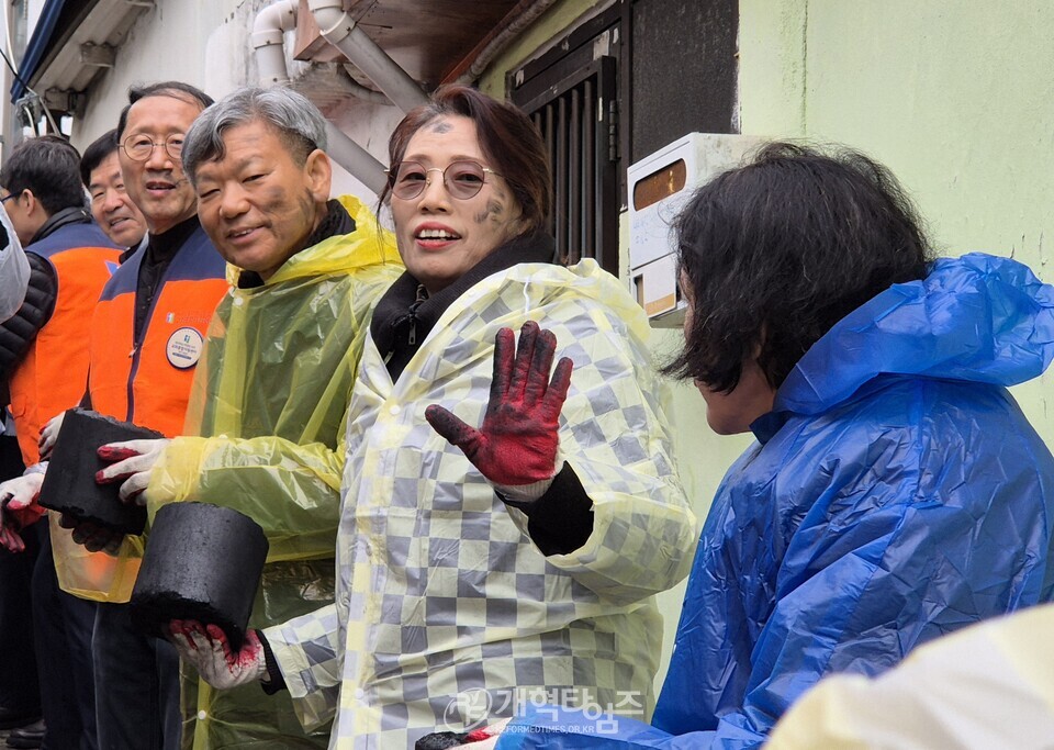 교회종합지원센터&서울ㆍ서북지역남전도회, 사랑의 연탄ㆍ김치ㆍ라면 배달 행사 모습