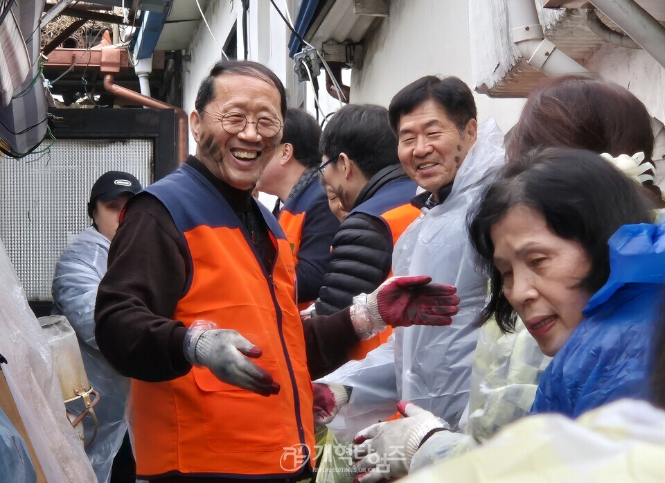 교회종합지원센터&서울ㆍ서북지역남전도회, 사랑의 연탄ㆍ김치ㆍ라면 배달 행사 모습