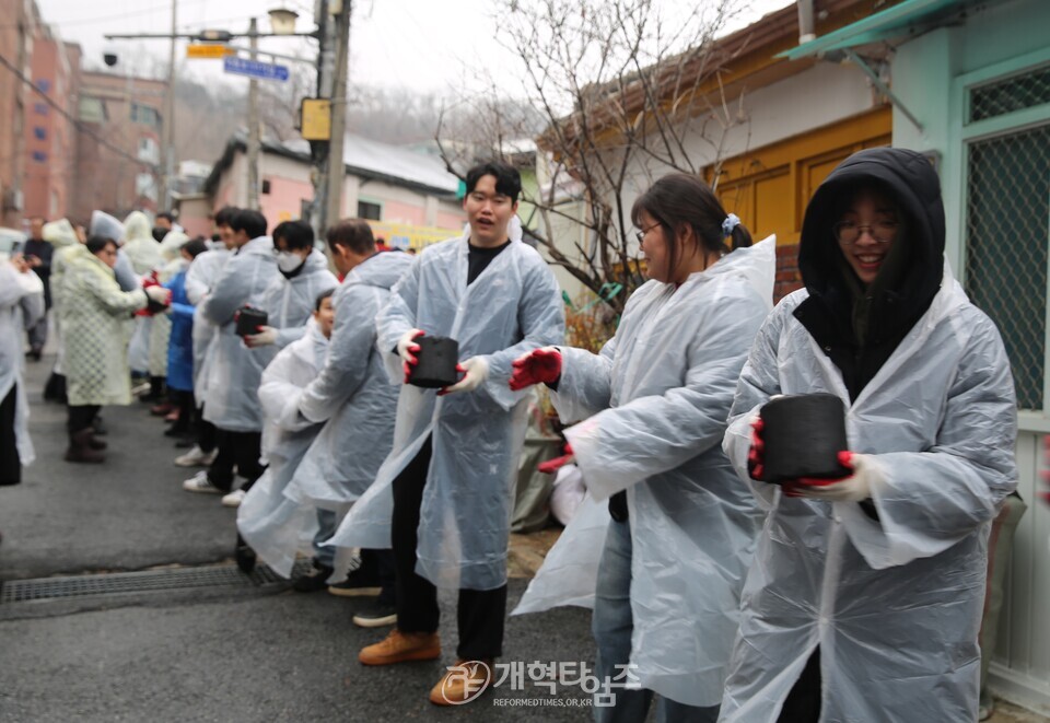 교회종합지원센터&서울ㆍ서북지역남전도회, 사랑의 연탄ㆍ김치ㆍ라면 배달 행사 모습