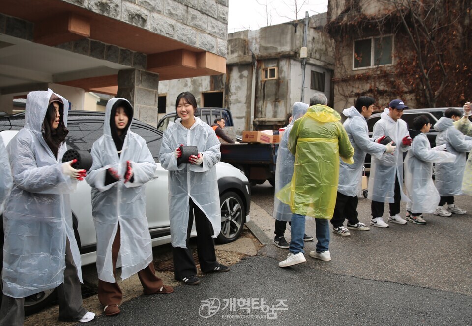 교회종합지원센터&서울ㆍ서북지역남전도회, 사랑의 연탄ㆍ김치ㆍ라면 배달 행사 모습