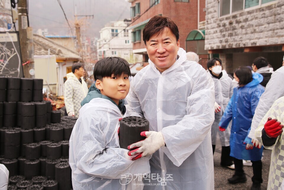 교회종합지원센터&서울ㆍ서북지역남전도회, 사랑의 연탄ㆍ김치ㆍ라면 배달 행사 모습