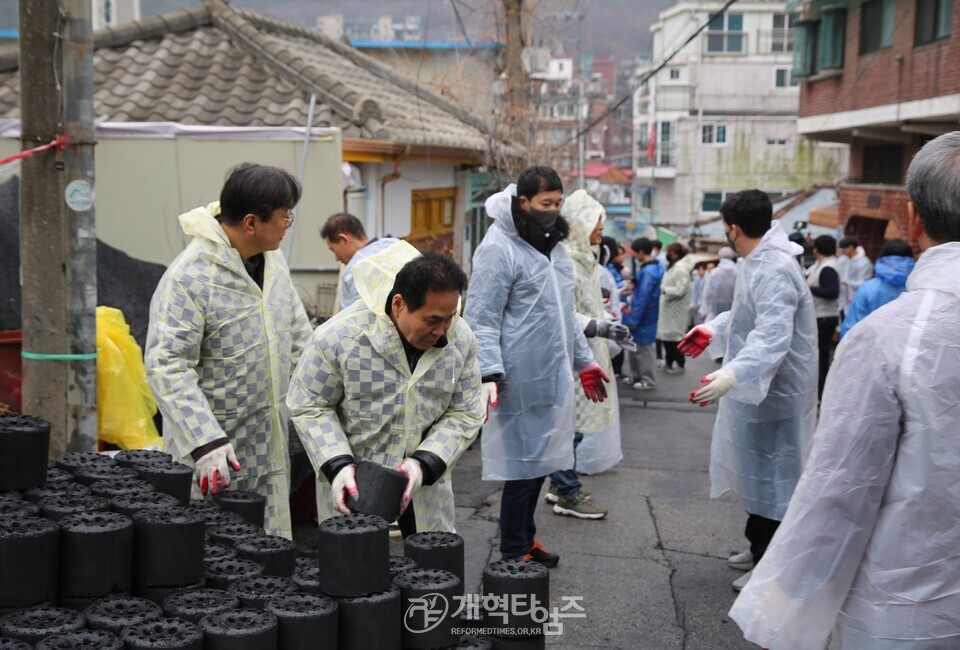 교회종합지원센터&서울ㆍ서북지역남전도회, 사랑의 연탄ㆍ김치ㆍ라면 배달 행사 모습