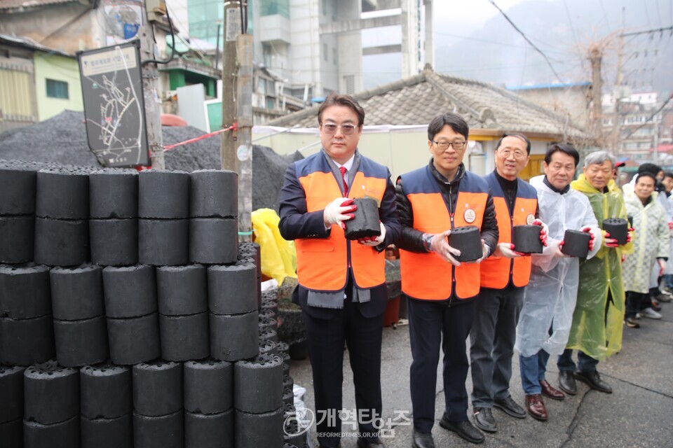 교회종합지원센터&서울ㆍ서북지역남전도회, 사랑의 연탄ㆍ김치ㆍ라면 배달 행사 모습