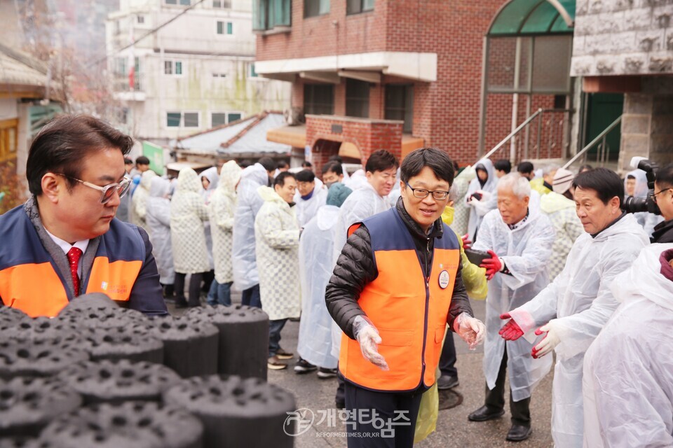 교회종합지원센터&서울ㆍ서북지역남전도회, 사랑의 연탄ㆍ김치ㆍ라면 배달 행사 모습