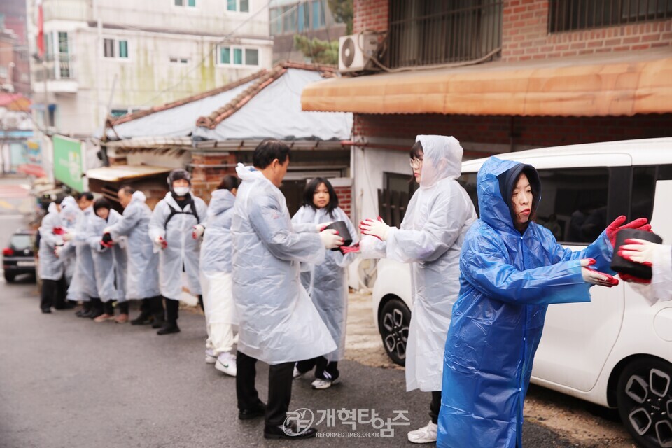 교회종합지원센터&서울ㆍ서북지역남전도회, 사랑의 연탄ㆍ김치ㆍ라면 배달 행사 모습