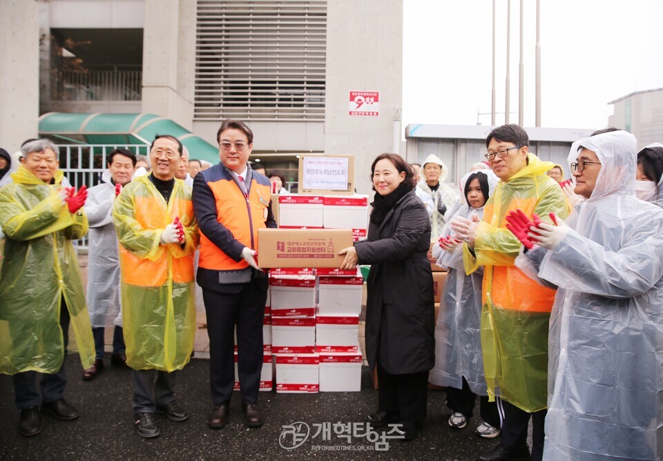 교회종합지원센터&서울ㆍ서북지역남전도회, 사랑의 연탄ㆍ김치ㆍ라면 배달 행사 모습