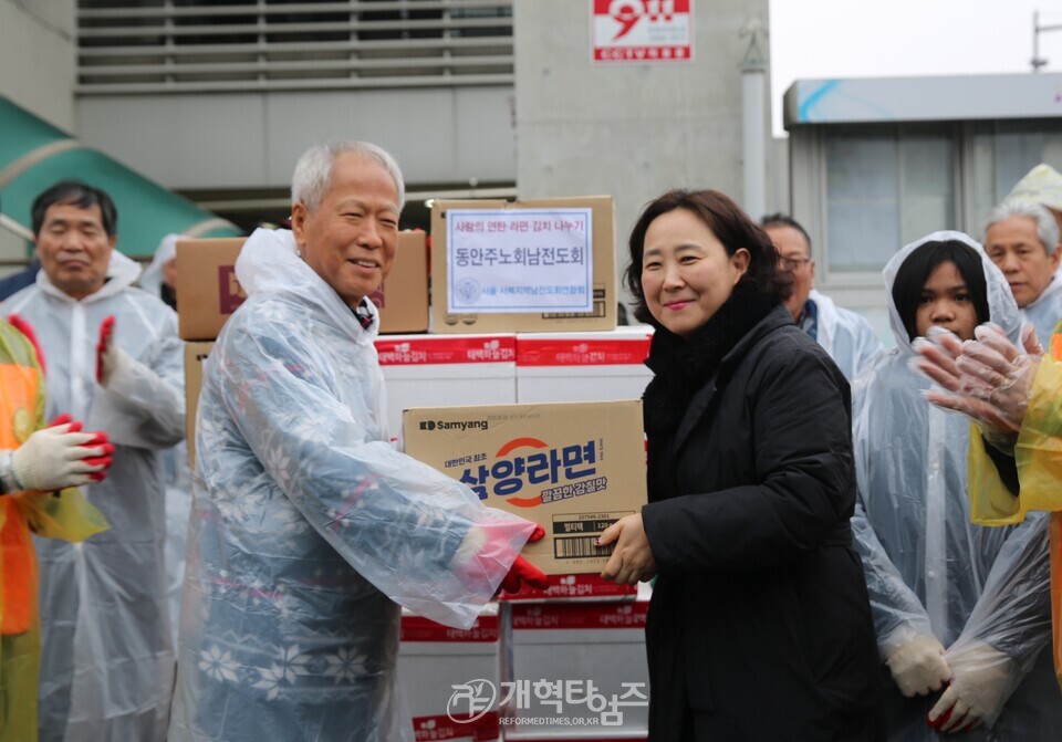 교회종합지원센터&서울ㆍ서북지역남전도회, 사랑의 연탄ㆍ김치ㆍ라면 배달 행사 모습
