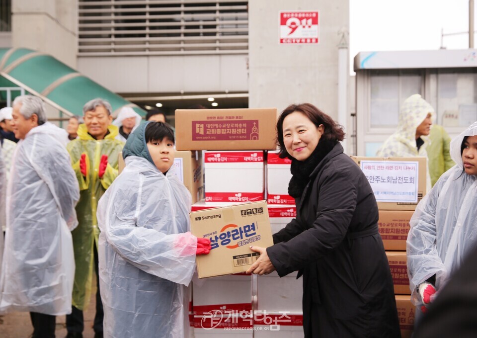 교회종합지원센터&서울ㆍ서북지역남전도회, 사랑의 연탄ㆍ김치ㆍ라면 배달 행사 모습
