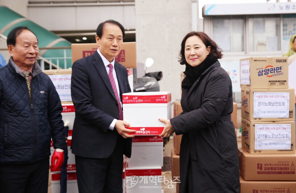 교회종합지원센터&서울ㆍ서북지역남전도회, 사랑의 연탄ㆍ김치ㆍ라면 배달 행사 모습
